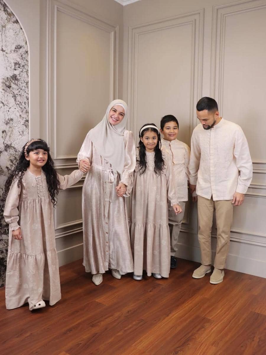 Baju Lebaran Keluarga Shireen Sungkar 