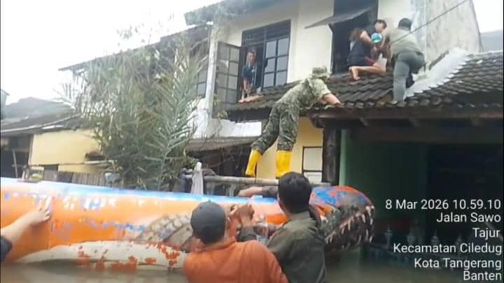 Banjir di Ciledug Tangerang, Bayi Usia 3 Hari Dievakuasi dari Atap