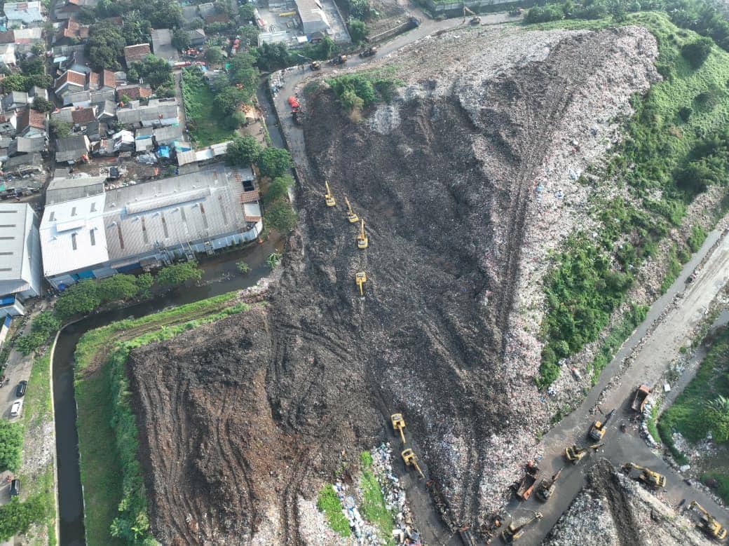 Gubernur DKI Jakarta, Pramono Anung, meninjau langsung lokasi longsor di Tempat Pengelolaan Sampah Terpadu Bantargebang, Kelurahan Ciketing Udik, Kecamatan Bantargebang, Kota Bekasi, Jawa Barat, pada Senin (9/3) pagi.