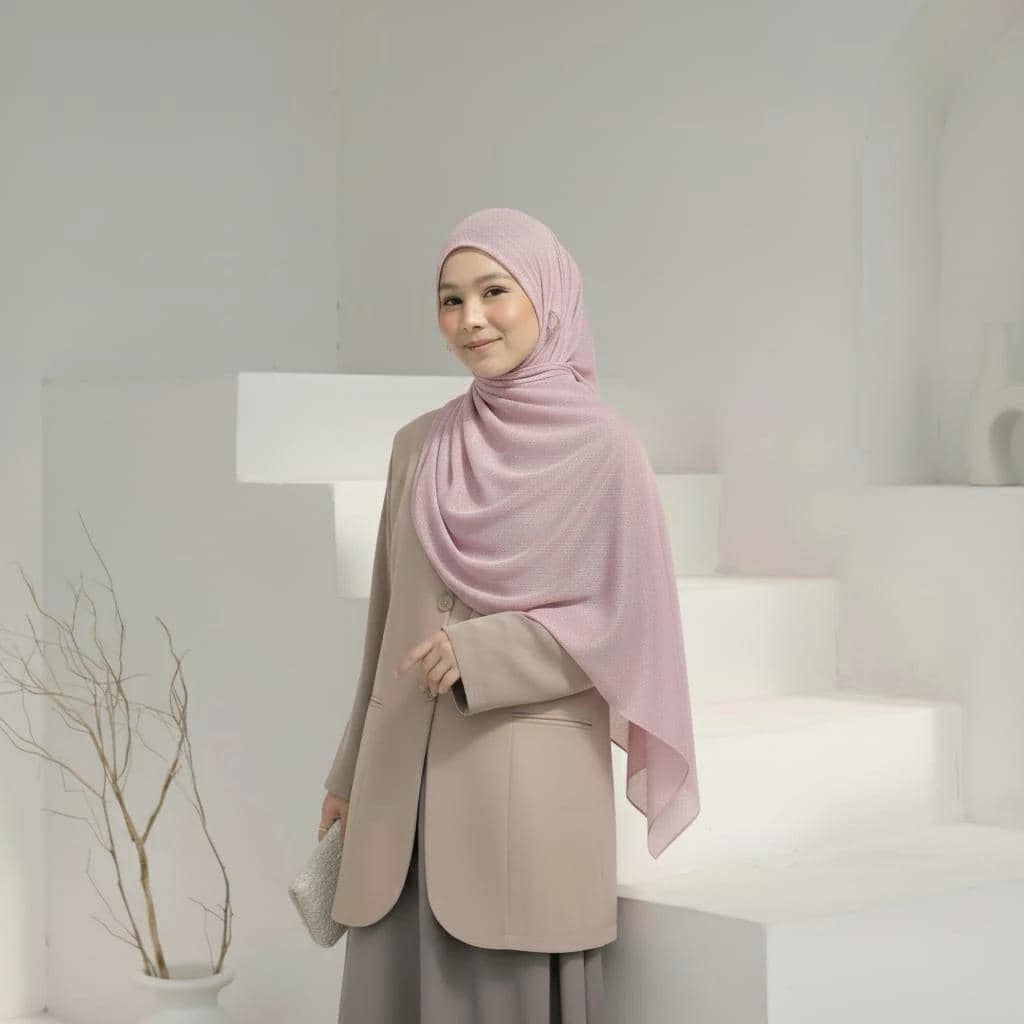 Inspirasi Outfit Lebaran 2026 dengan Pasmina Viscose (shopee.co.id/nooma_official)