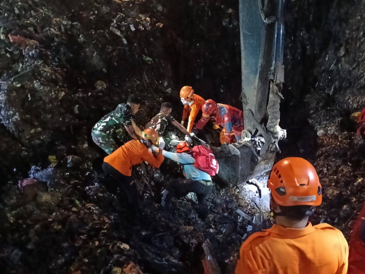 Gerak Cepat Yonarmed 7/BG Bantu Evakuasi Longsor TPST Bantargebang