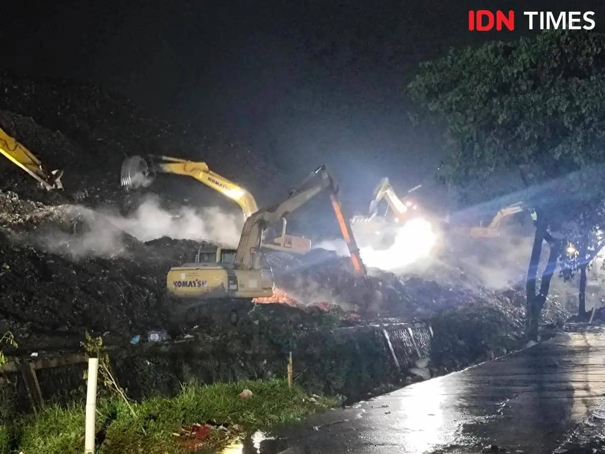 Gerak Cepat Yonarmed 7/BG Bantu Evakuasi Longsor TPST Bantargebang