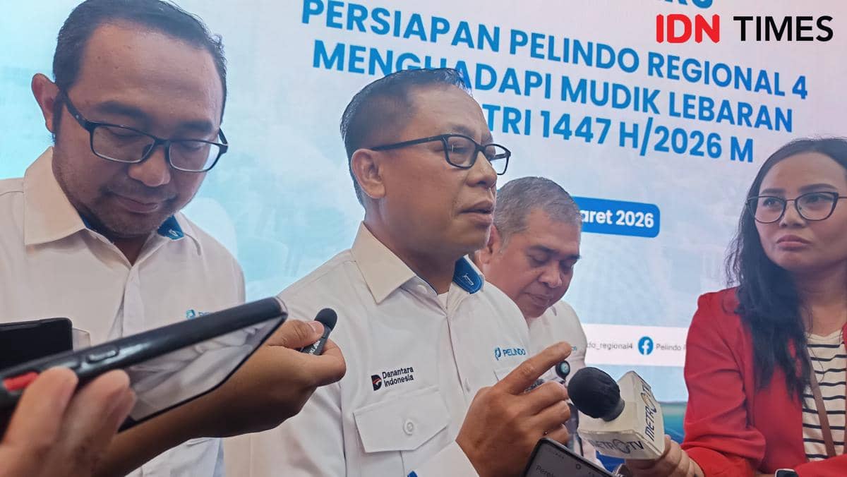 Executive Director 4 PT Pelabuhan Indonesia (Persero) Regional 4, Abdul Azis, diwawancarai usai jumpa pers di Kantor Pelindo Regional 4, Makassar, Senin (9/3/2026). IDN Times/Asrhawi Muin