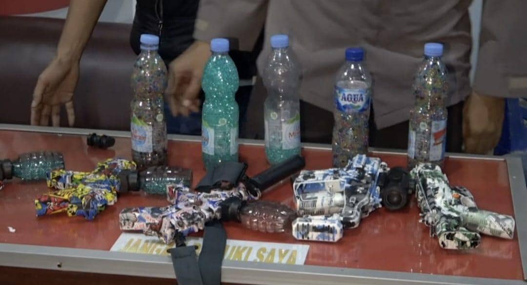 Aparat gabungan menyita puluhan senjata mainan peluru jelly di Kecamatan Tallo, Makassar, Minggu (8/3/2026) malam. IDN Times/Darsil Yahya