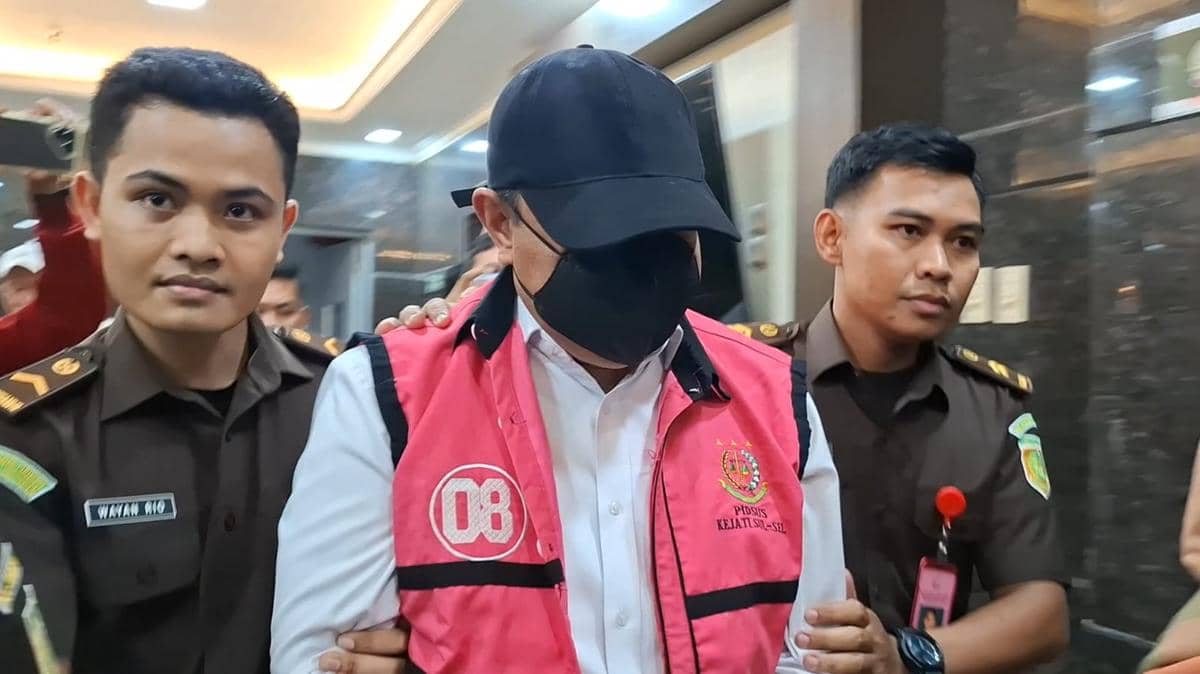 Eks Pj Gubernur Sulawesi Selatan, Bahtiar Baharuddin, ditetapkan tersangka korupsi bibit nanas, Senin (9/3/2026). IDN Times/Darsil Yahya