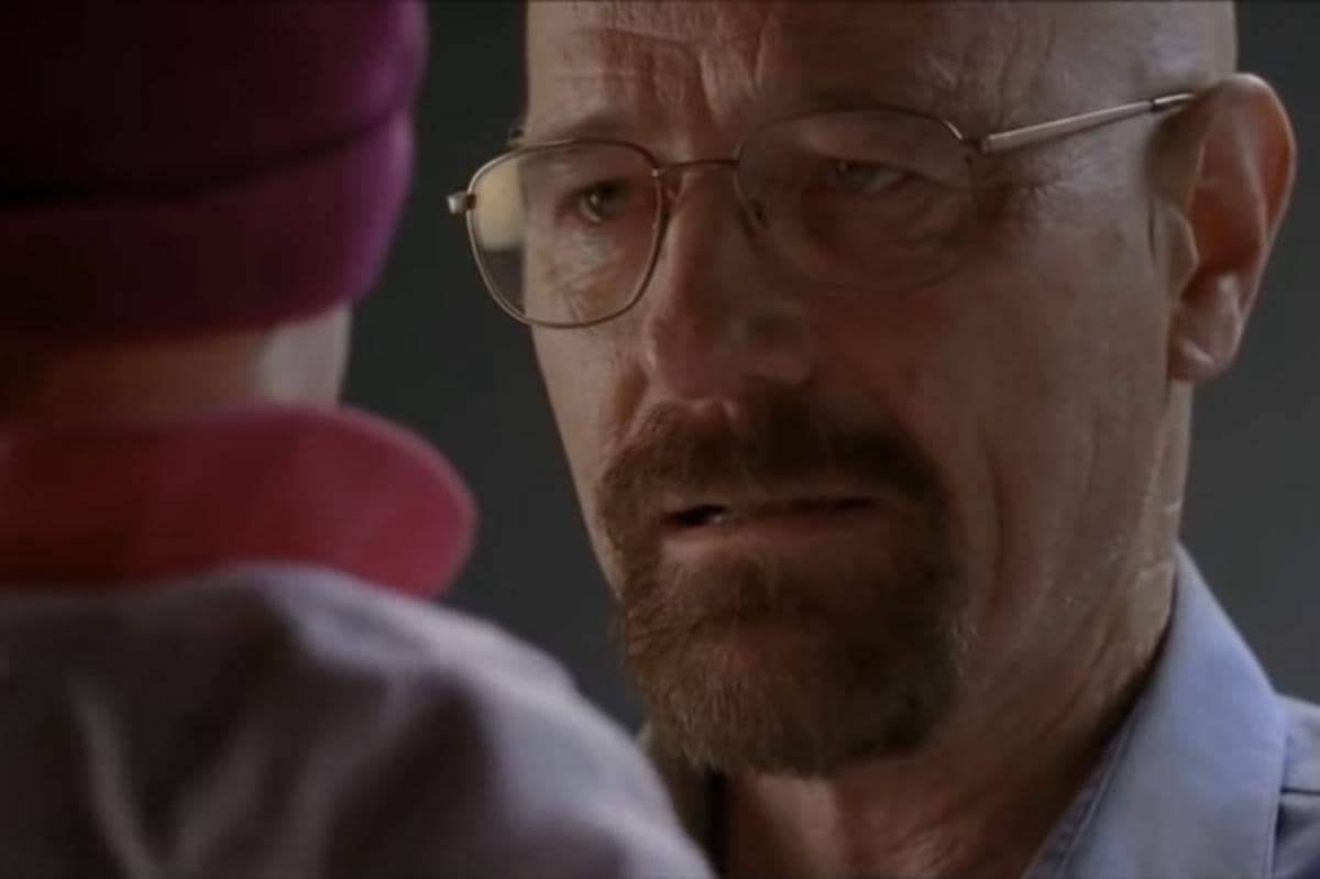 Walt menggendong Holly.