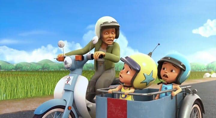Tok Dalang mengajak Upin dan Ipin keliling kampung menaiki motor 