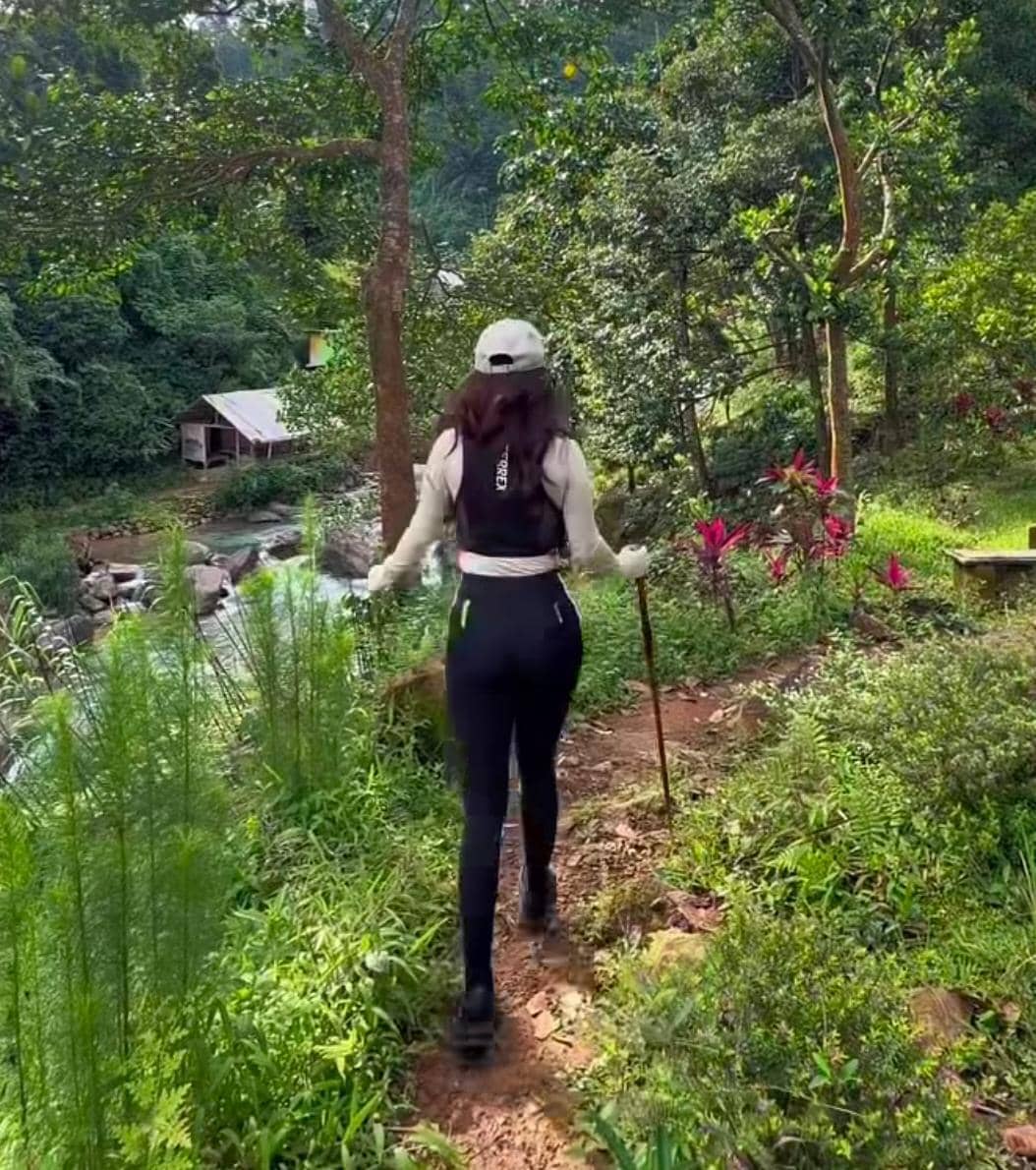 Dinda Kirana di Curug Leuwi Hejo