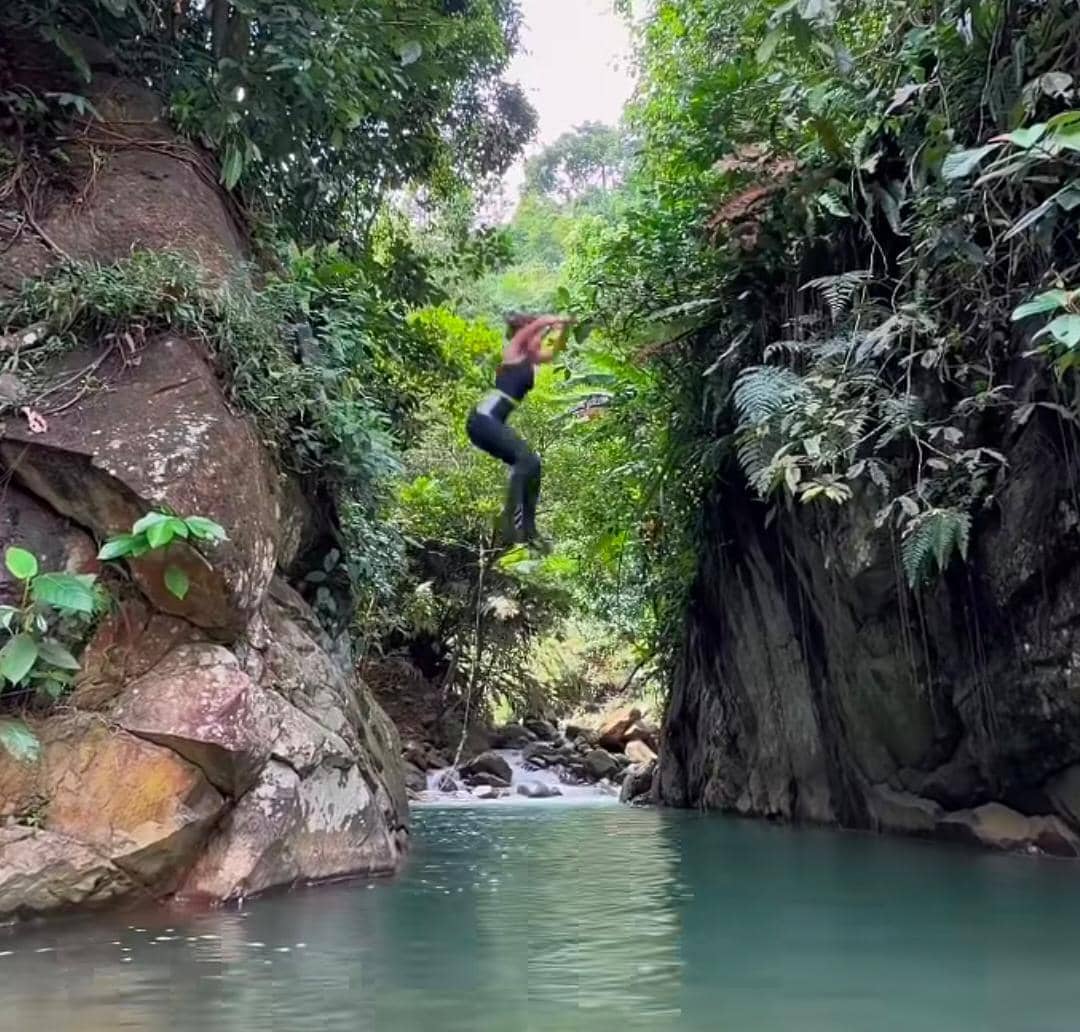 Dinda Kirana di Curug Leuwi Hejo