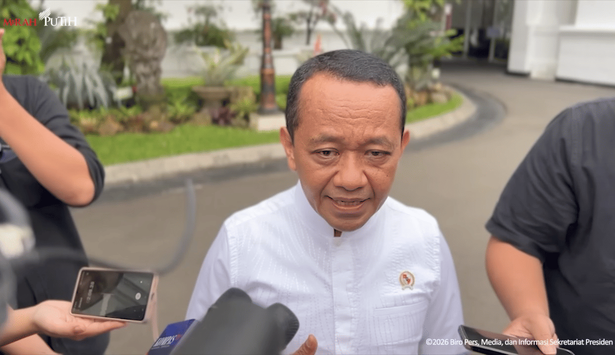Menteri Energi dan Sumber Daya Mineral (ESDM) Bahlil Lahadalia menyampaikan keterangannya kepada media usai mengikuti rapat terbatas bersama Presiden Prabowo Subianto di Istana Kepresidenan Jakarta, Rabu (4/3/2026). Sumber: YouTube Sekretariat Presiden