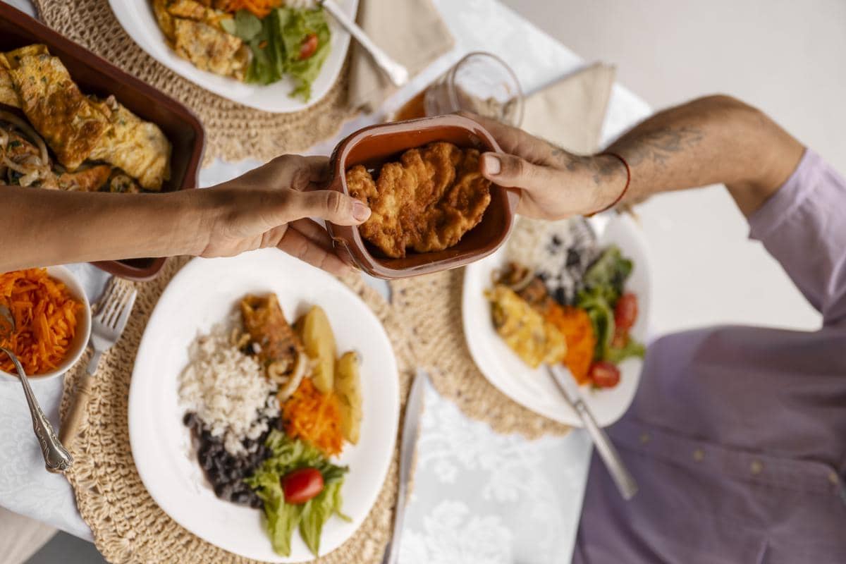 Ilustrasi hidangan masakan Jawa untuk makan bersama. 