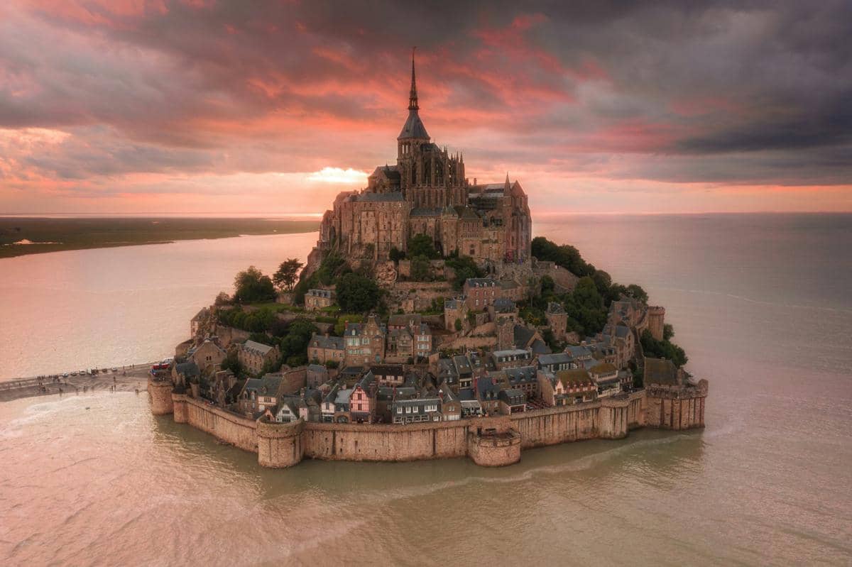 5 Fakta Mont Saint Michel, Biara Dramatis di Pulau Pasang Surut Prancis