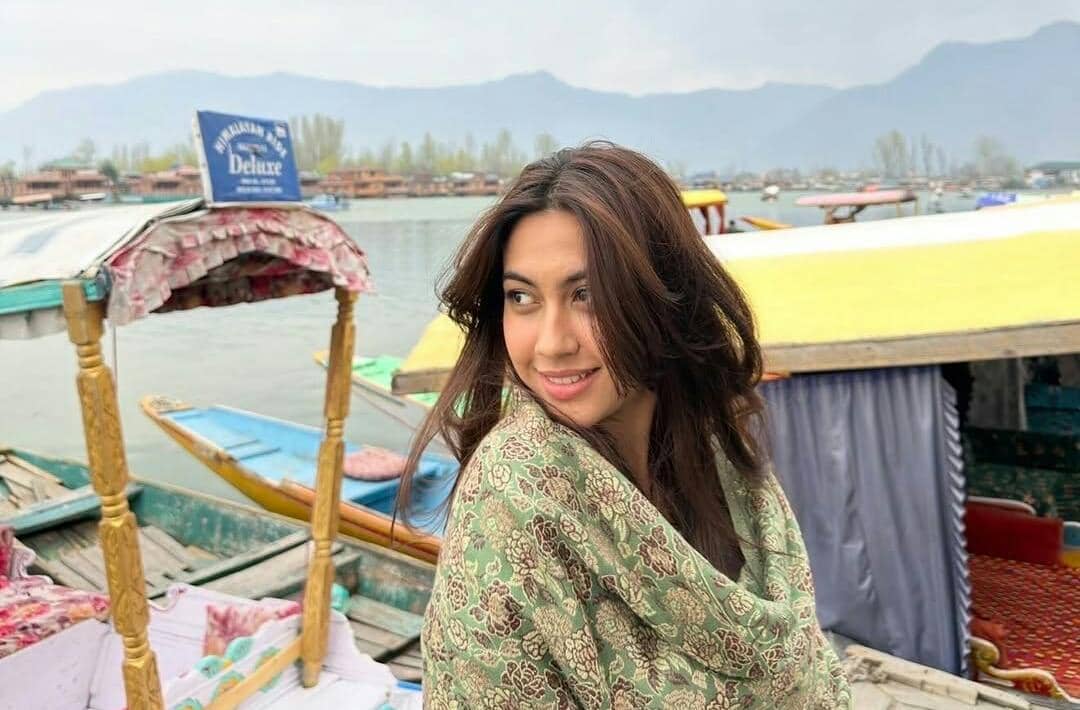 9 Momen Artis India Reem Shaikh Liburan di Kashmir, Naik Perahu di Dal