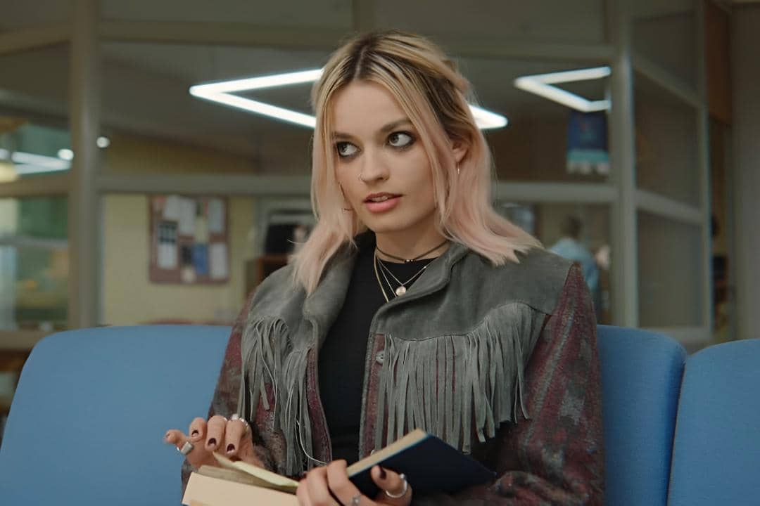 5 Buku Favorit Emma Mackey yang Bisa Menambah Wawasan