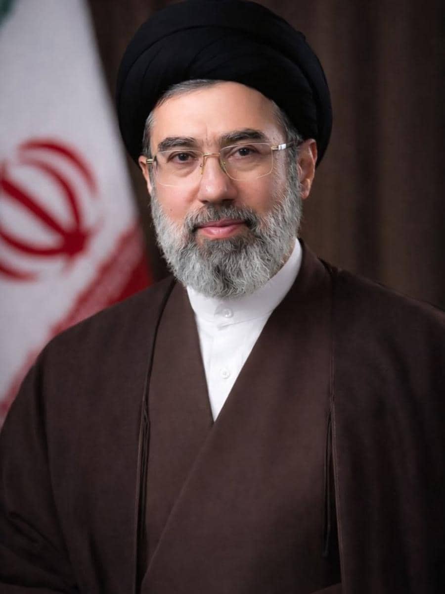 Seyyed Mojtaba Hosseini Khamenei, seorang ulama dan tokoh politik Syiah, sekaligus menjabat sebagai Pemimpin Tertinggi Iran yang baru, menggantikan Ayatollah Ali Khamenei.