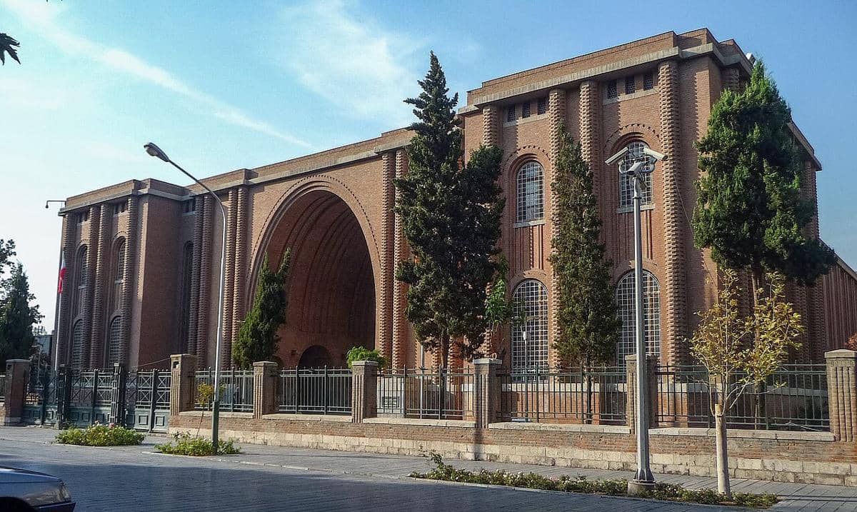 Museum Nasional Iran yang terletak di Teheran. Ini adalah museum arkeologi dan sejarah terbesar di Iran, yang menyimpan artefak yang mencakup lebih dari 300.000 tahun. 