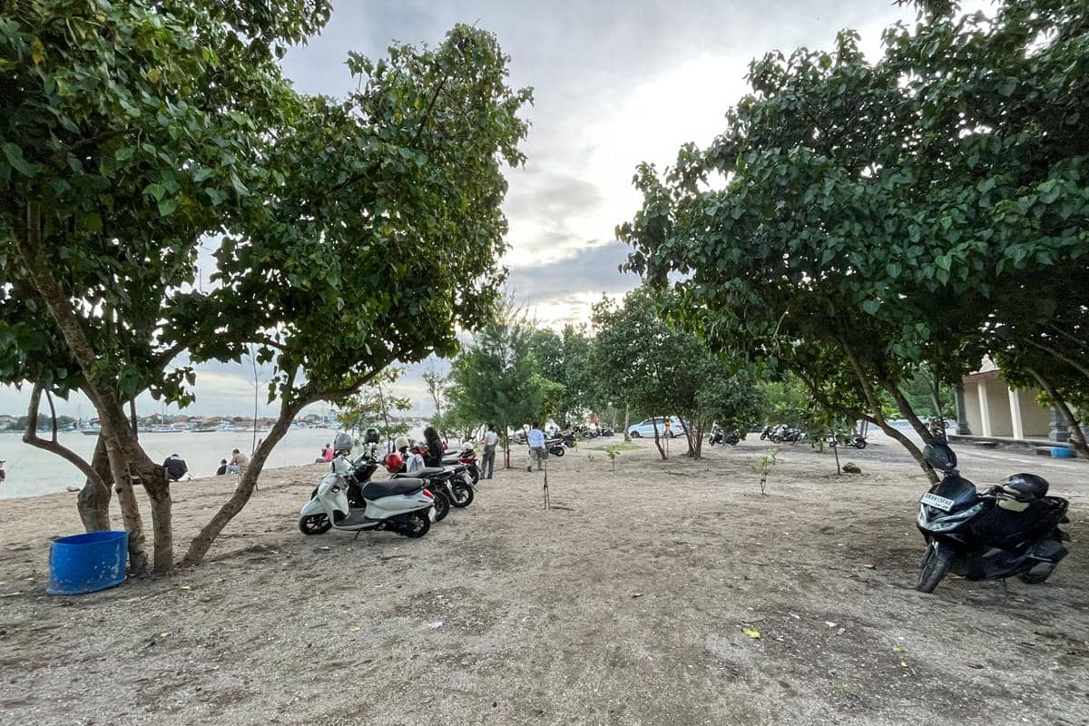 area parkir kendaraan di tepi pantai (dok.pribadi/Natalia Indah)