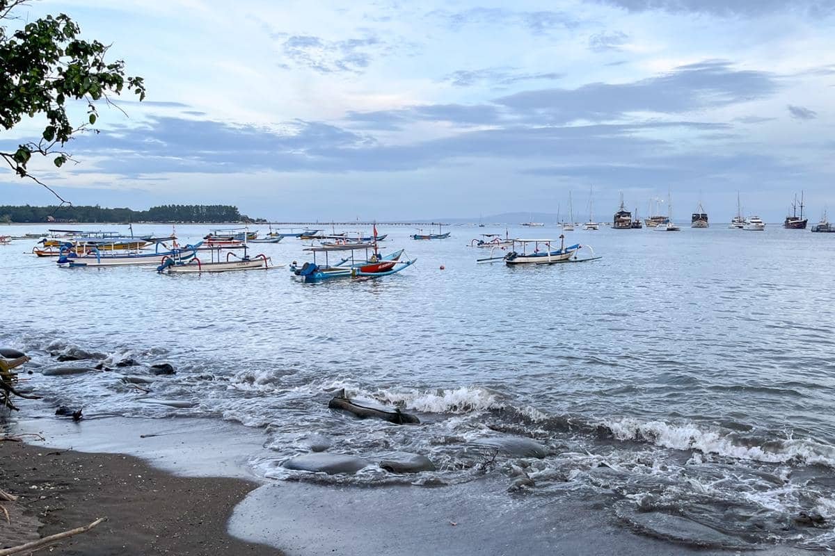 perahu nelayan yang ada di tepi pantai (dok.pribadi/Natalia Indah)