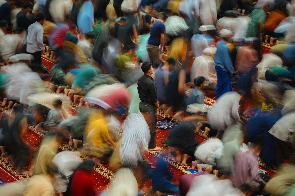 Ilustrasi jemaah beristirahat dan membaca Al-Qur’an di dalam masjid saat itikaf.