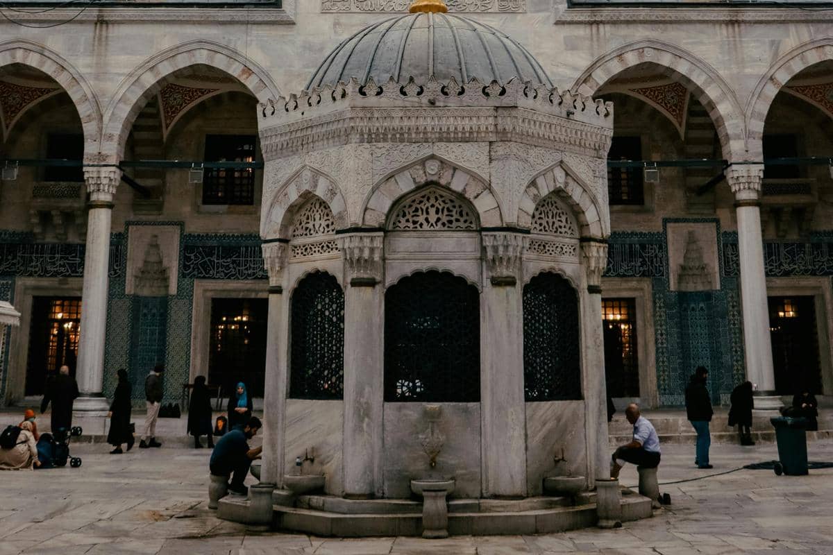 Ilustrasi masjid megah dengan kubah besar dan halaman luas.