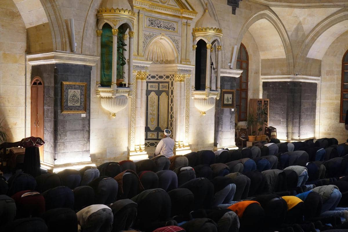 Ilustrasi suasana qiyamul lail di dalam masjid pada malam Ramadan. 