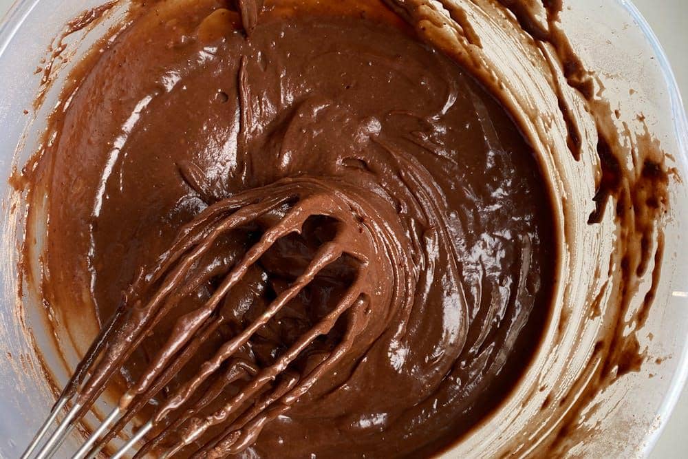 ilustrasi mengaduk adonan nastar cokelat