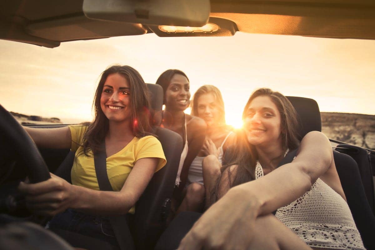 ilustrasi naik mobil bareng teman