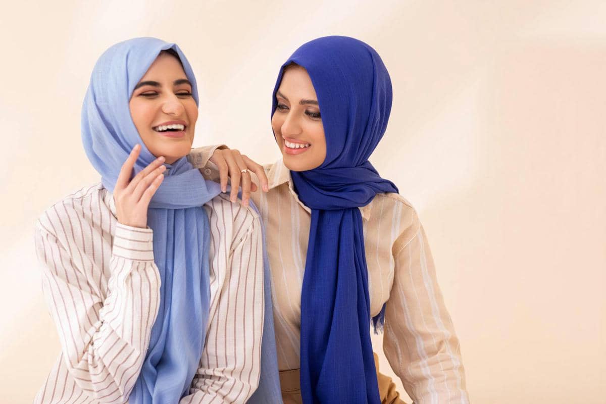 ilustrasi perempuan mengobrol