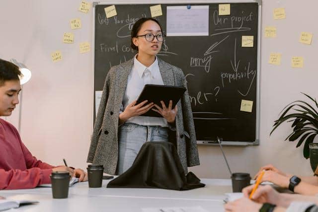 ilustrasi menyampaikan kontribusi proyek