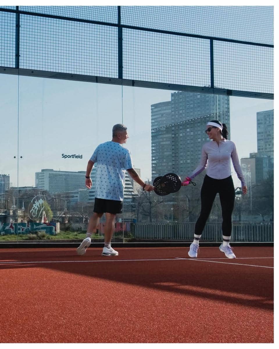 Gading Marten main padel dengan latar belakang Menara Eiffel