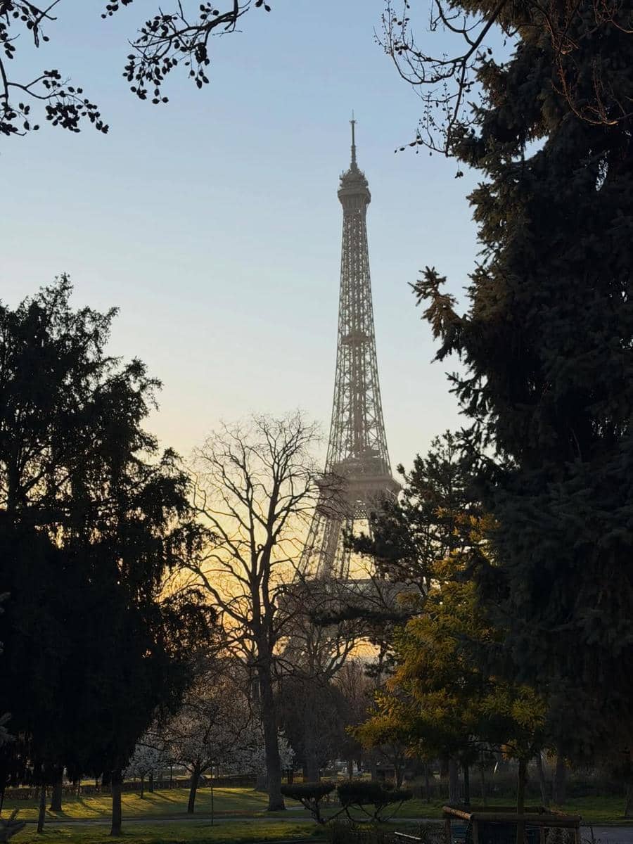 Haviza Devi Anjani saat jalan-jalan di Kota Paris.