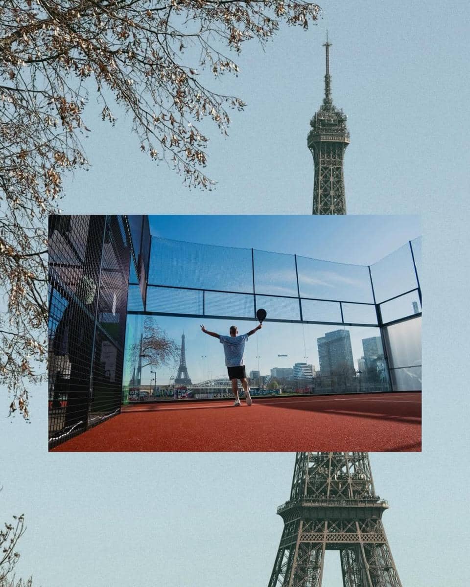 Gading Marten main padel dengan latar belakang Menara Eiffel