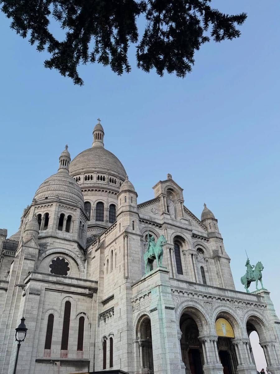 Haviza Devi Anjani saat jalan-jalan di Kota Paris.