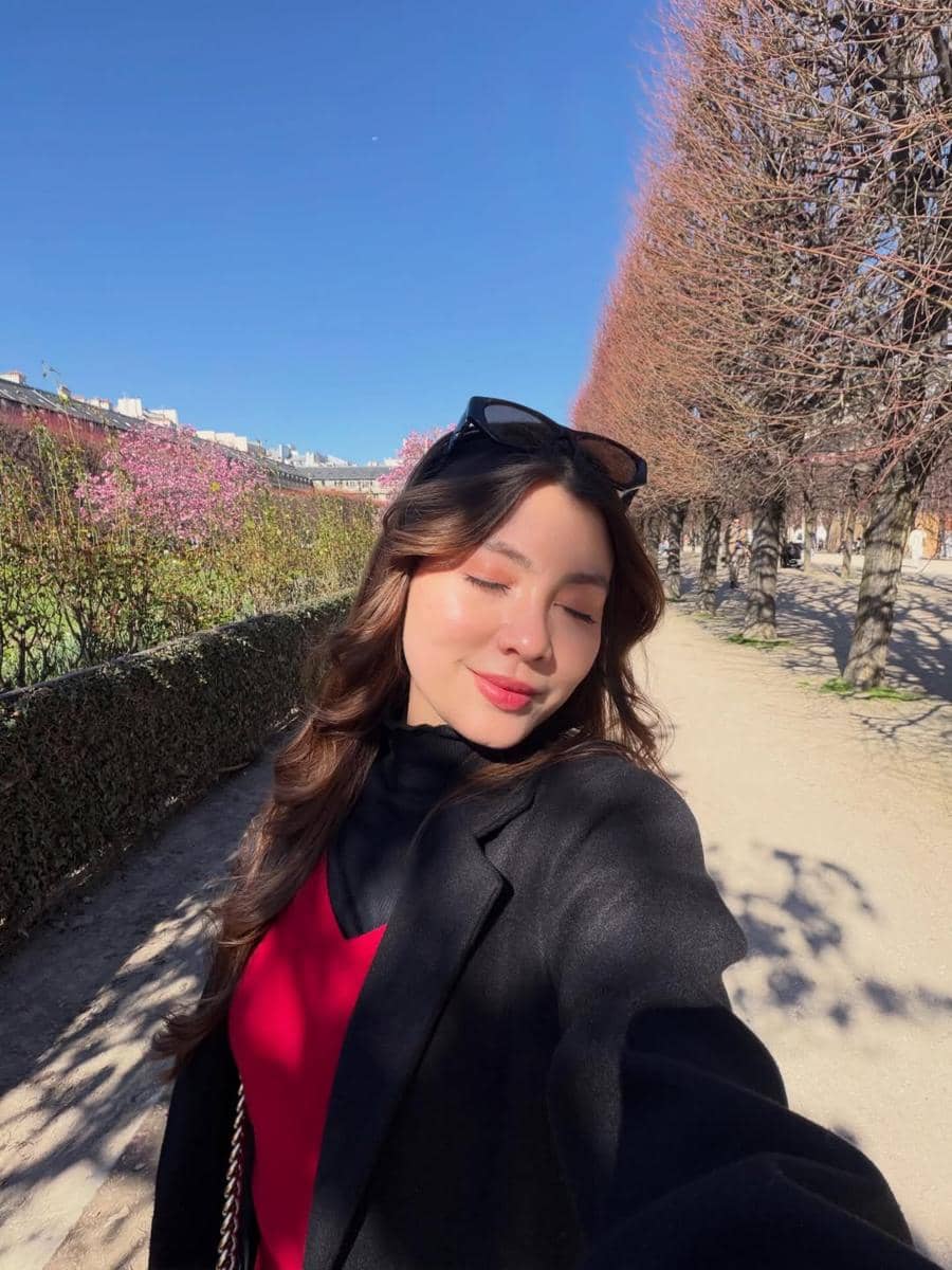 Haviza Devi Anjani saat jalan-jalan di Kota Paris.