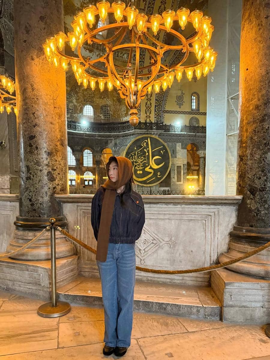 Livy Renata saat mengunjungi Hagia Sophia.