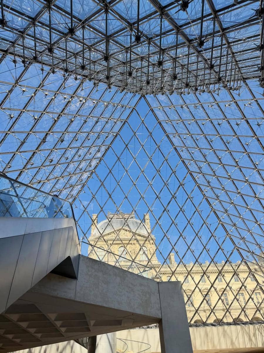 Haviza Devi Anjani saat jalan-jalan di Kota Paris.