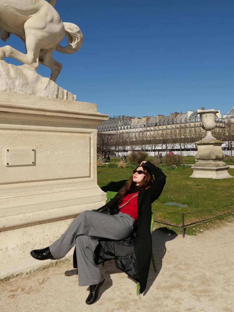 Haviza Devi Anjani saat jalan-jalan di Kota Paris.