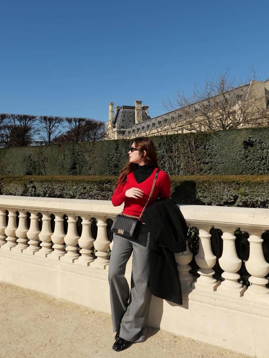 Haviza Devi Anjani saat jalan-jalan di Kota Paris.