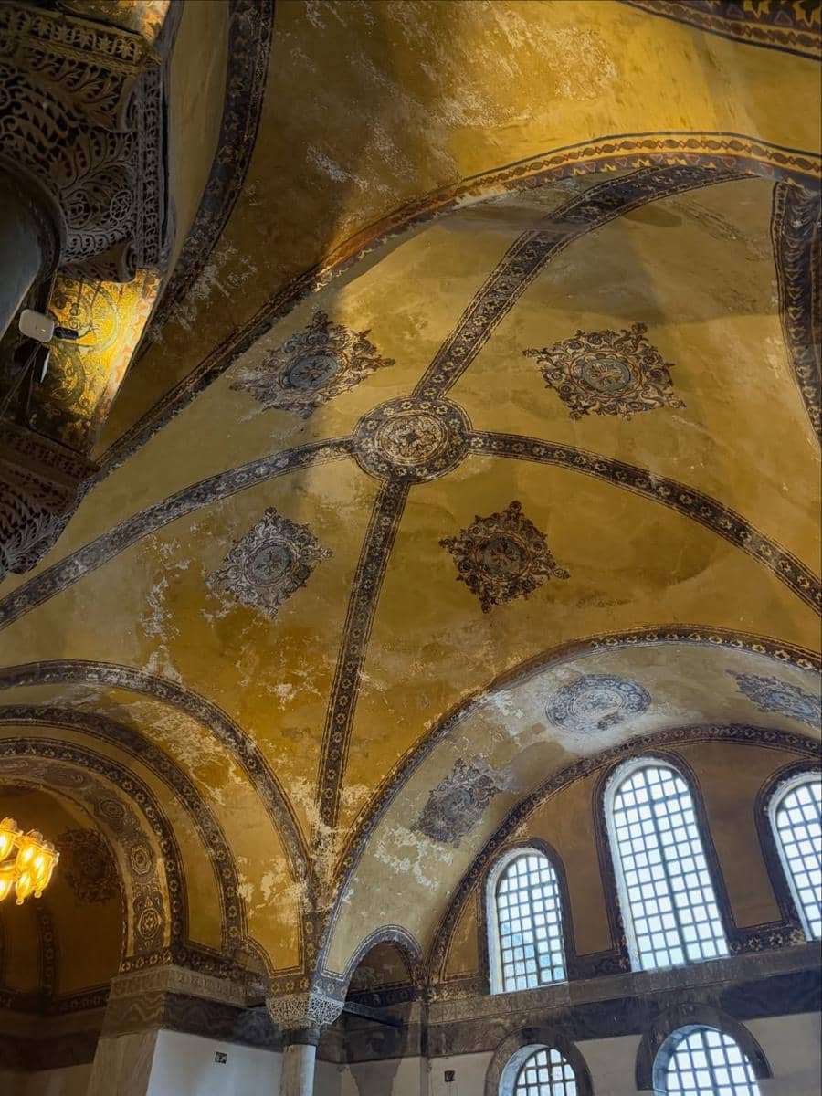 Livy Renata saat mengunjungi Hagia Sophia.