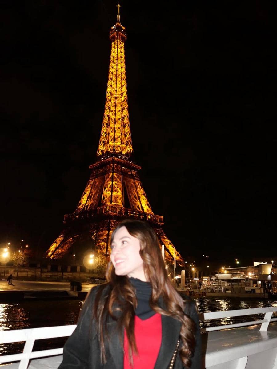 Haviza Devi Anjani saat jalan-jalan di Kota Paris.