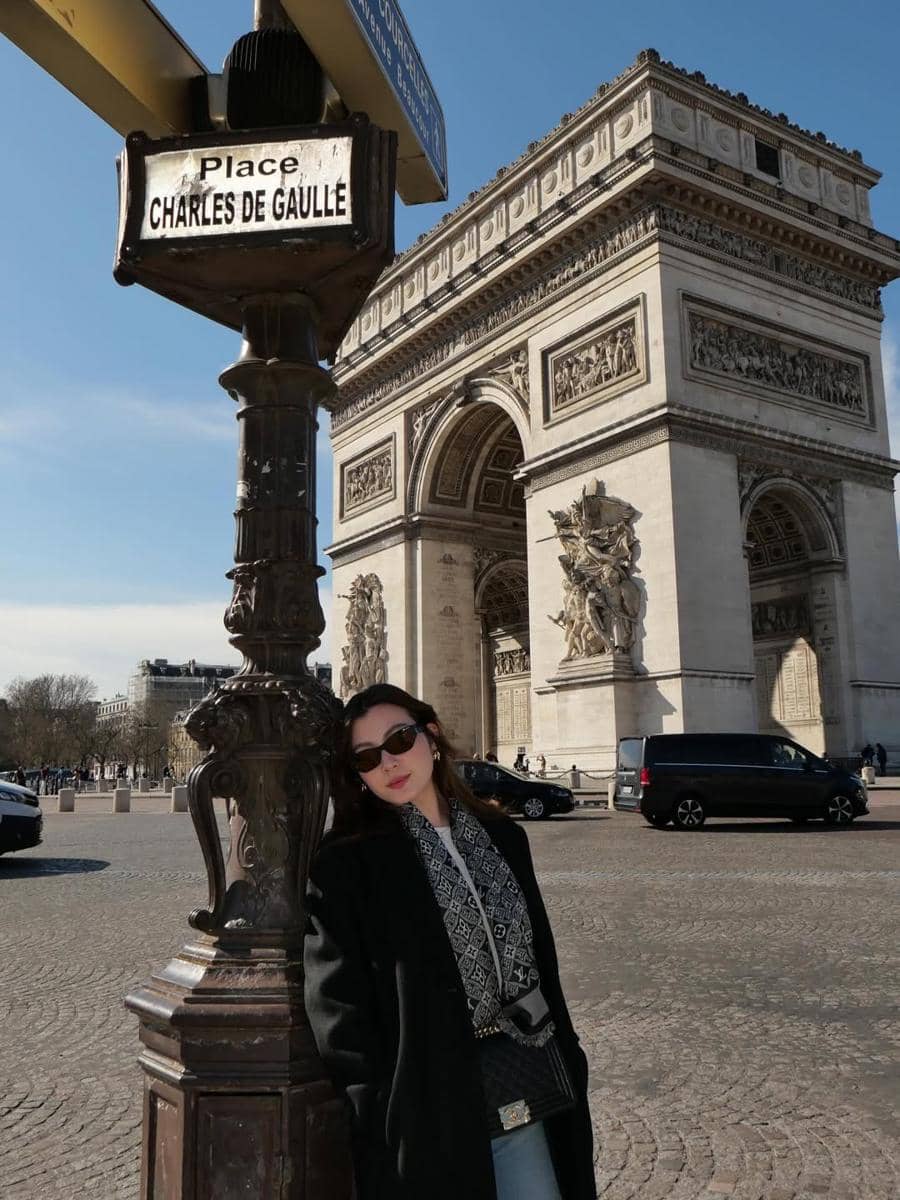 Haviza Devi Anjani saat jalan-jalan di Kota Paris.