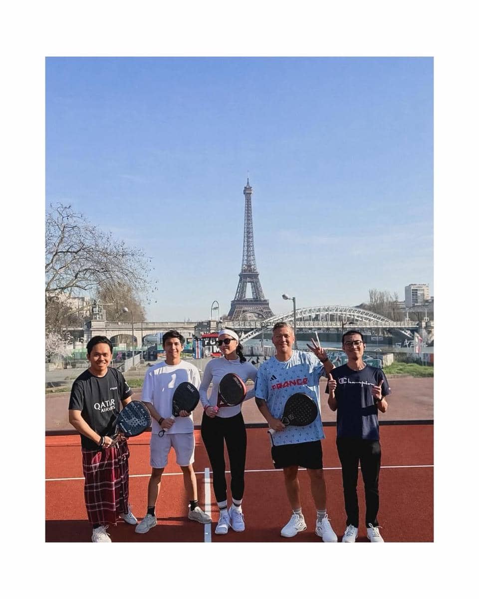 Gading Marten main padel dengan latar belakang Menara Eiffel