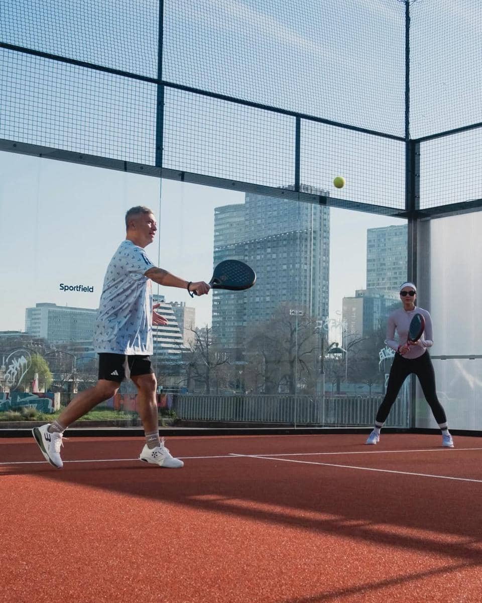 Gading Marten main padel dengan latar belakang Menara Eiffel