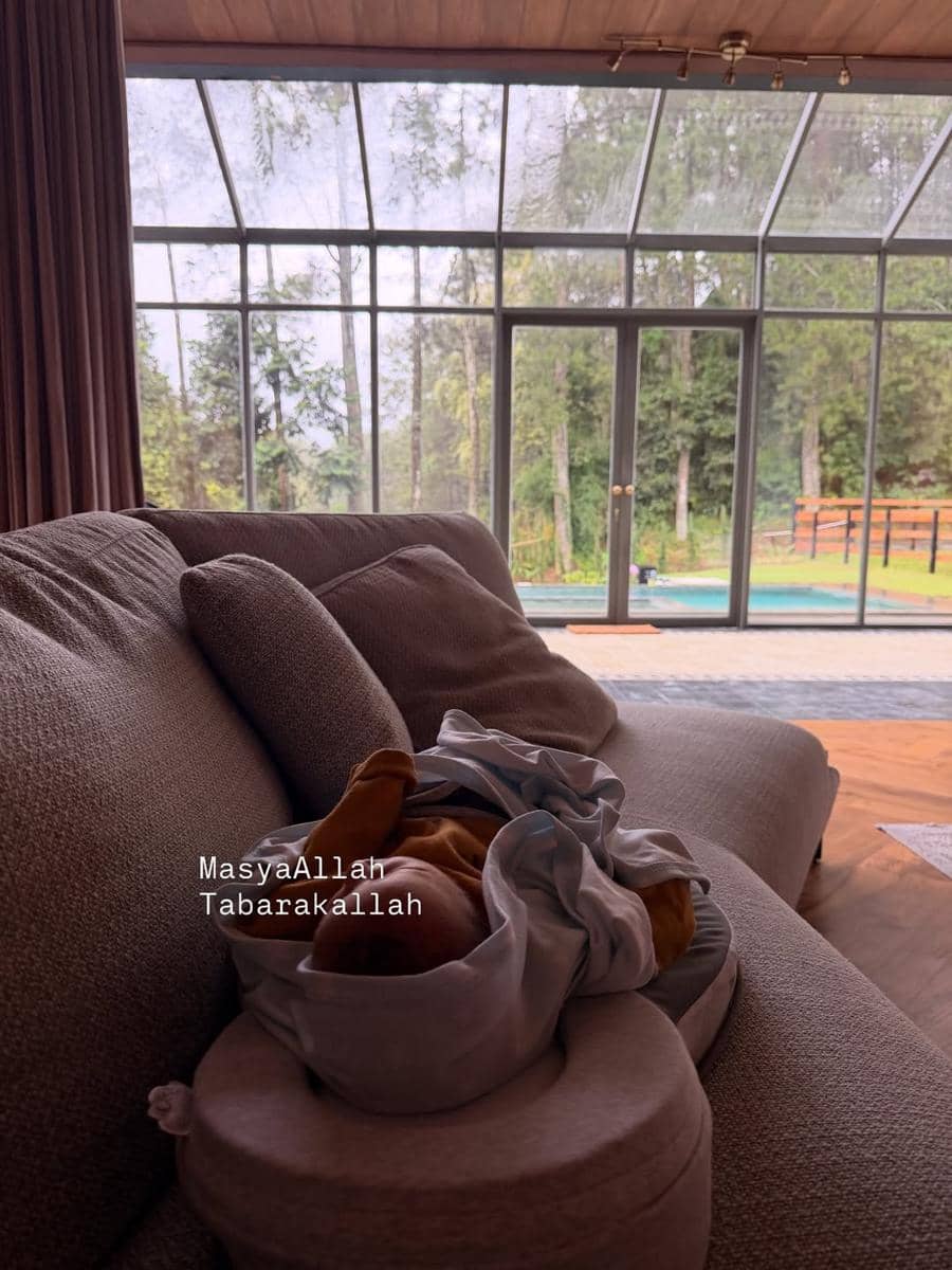 Zaskia Sungkar menikmati liburan di vila setelah melahirkan