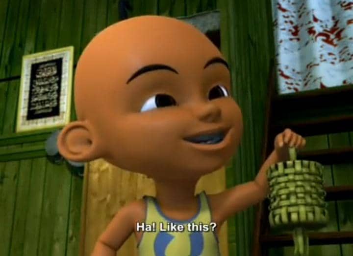 Upin membuat ketupat berbentuk lampion.