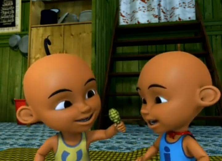 Upin membuat ketupat berbentuk paha ayam.