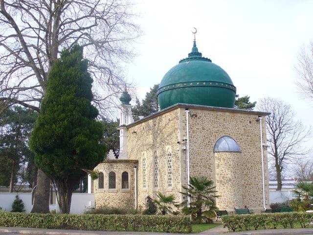 Masjid Shah Jahan, yang terletak di Woking, Inggris. 