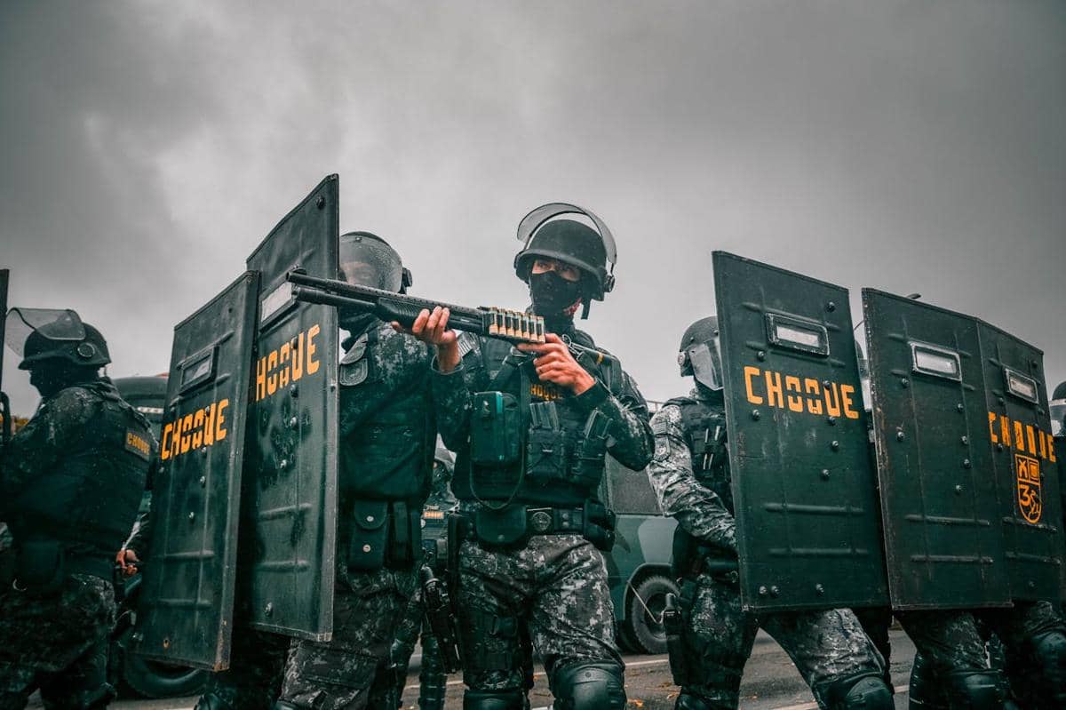 Tentara sedang bertugas.