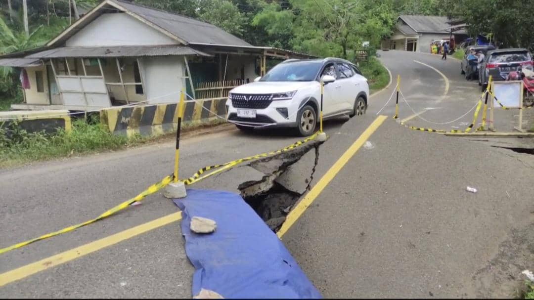 Jembatan akses ke Ujung Kulon amblas