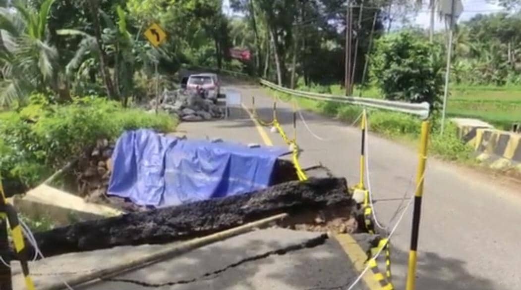 Jembatan akses ke Ujung Kulon amblas